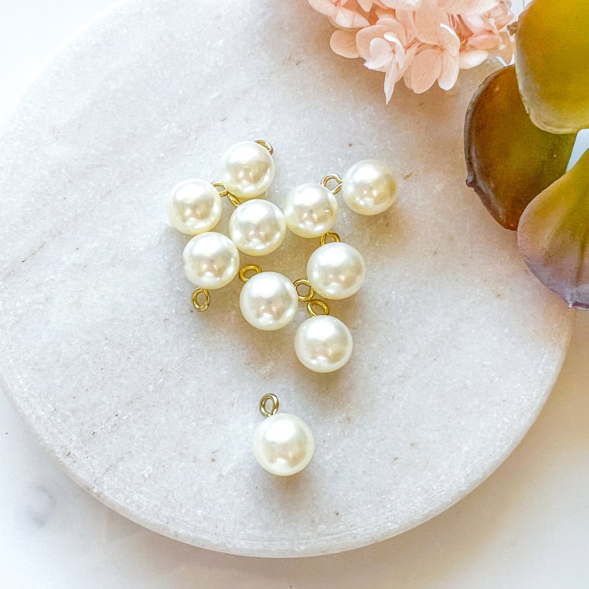 Round Faux Pearl Charm 4 (10pc) - Kit & Co.Jewelry Findings