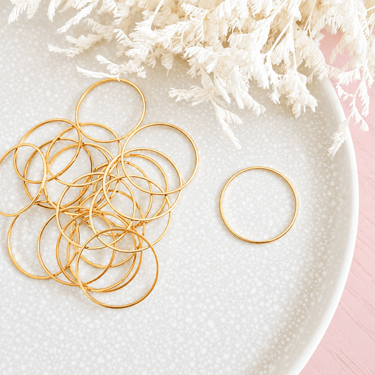 30mm Circle Connector (20 pcs) - Kit & Co.Jewelry FindingsGold Colour