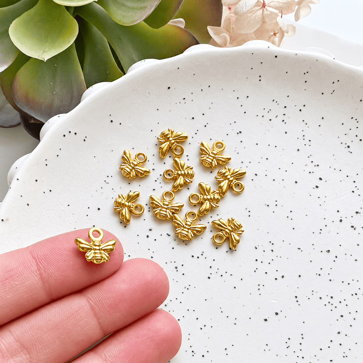 "Tiny Bee" Charm (10 pcs) - Kit & Co.Jewelry Findings