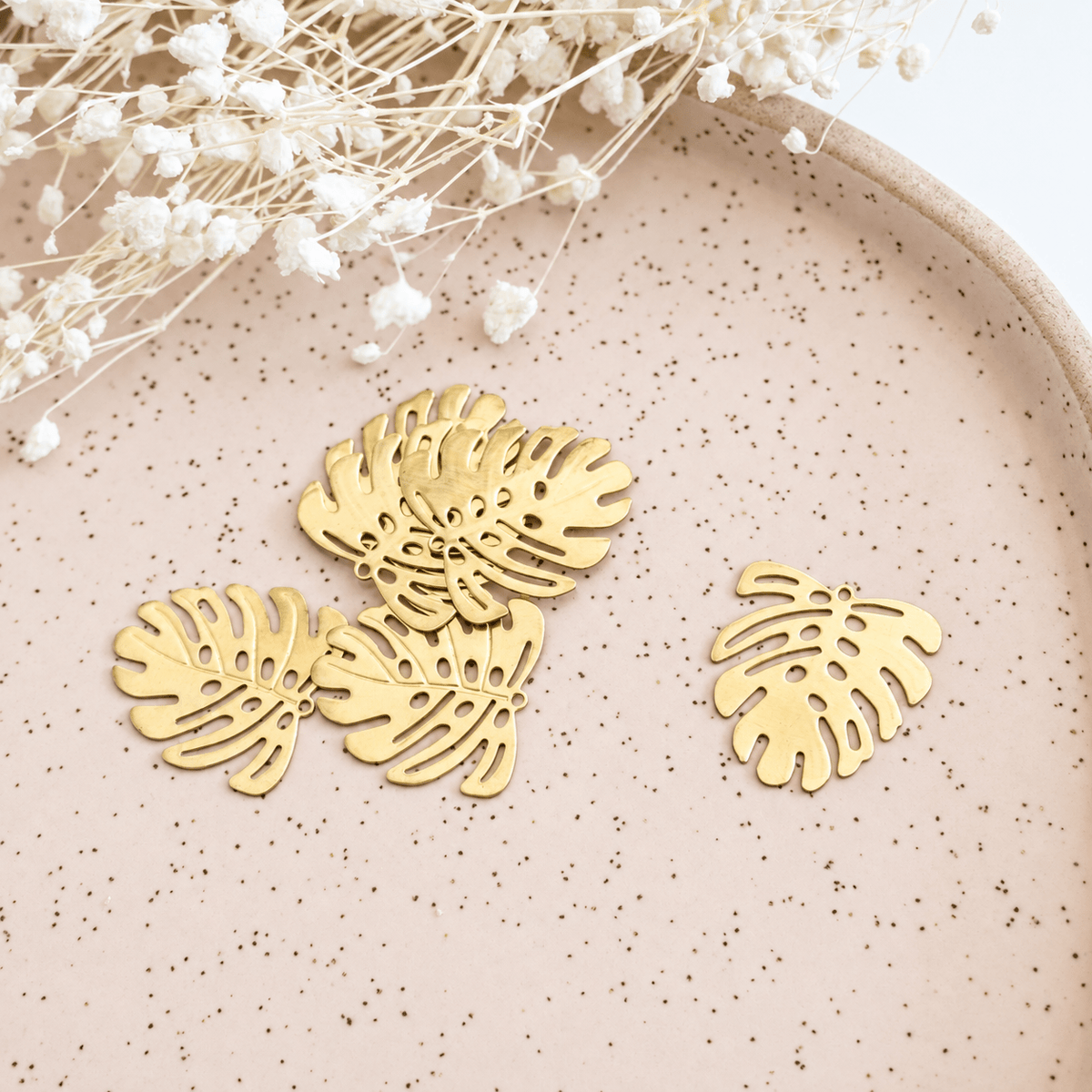 Monstera Leaf Brass - 10 pcs - Kit & Co.Jewelry Findings