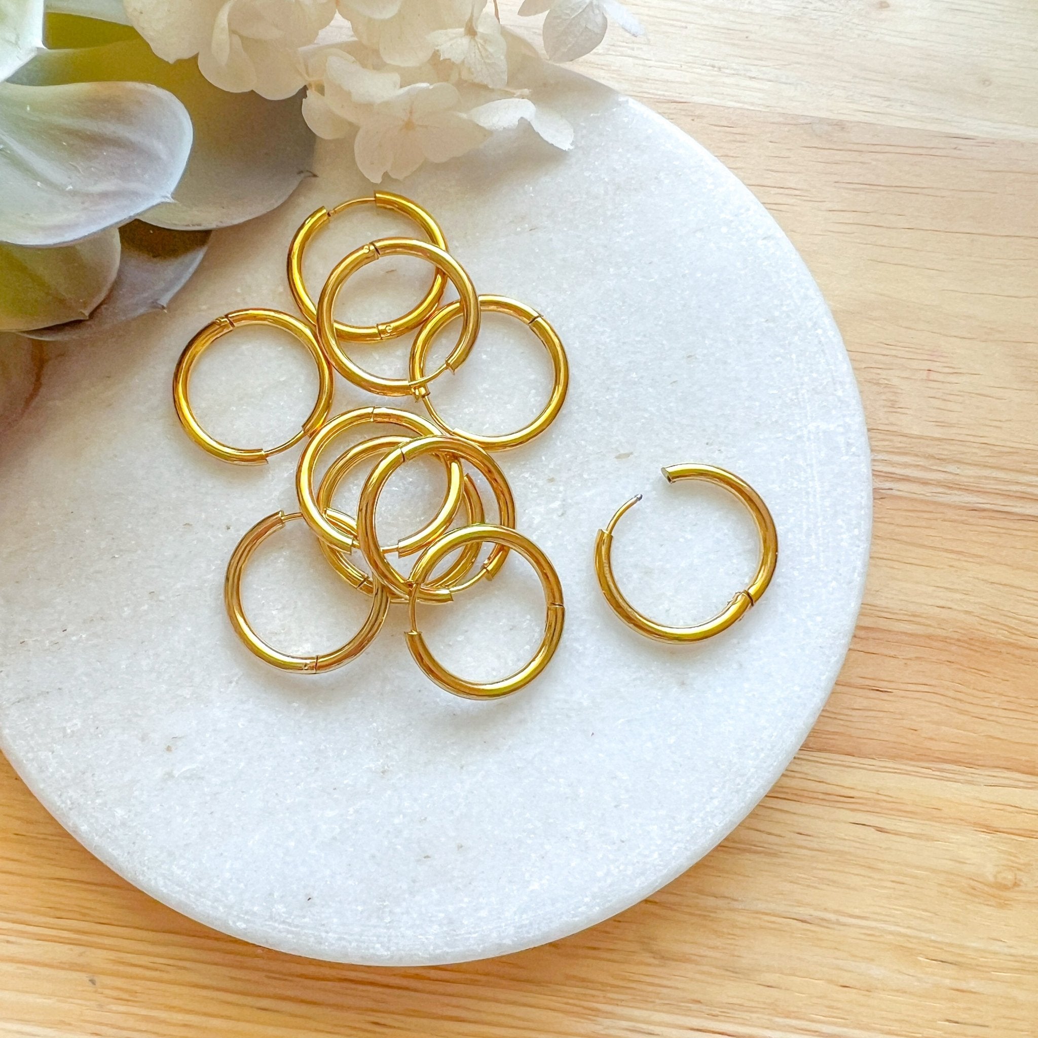 20mm Huggie Hoops - 10pcs Gold - Kit & Co.Cat Supplies