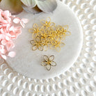 kitandco.com.au Daisy with stamen charms - 10 pcs Gold