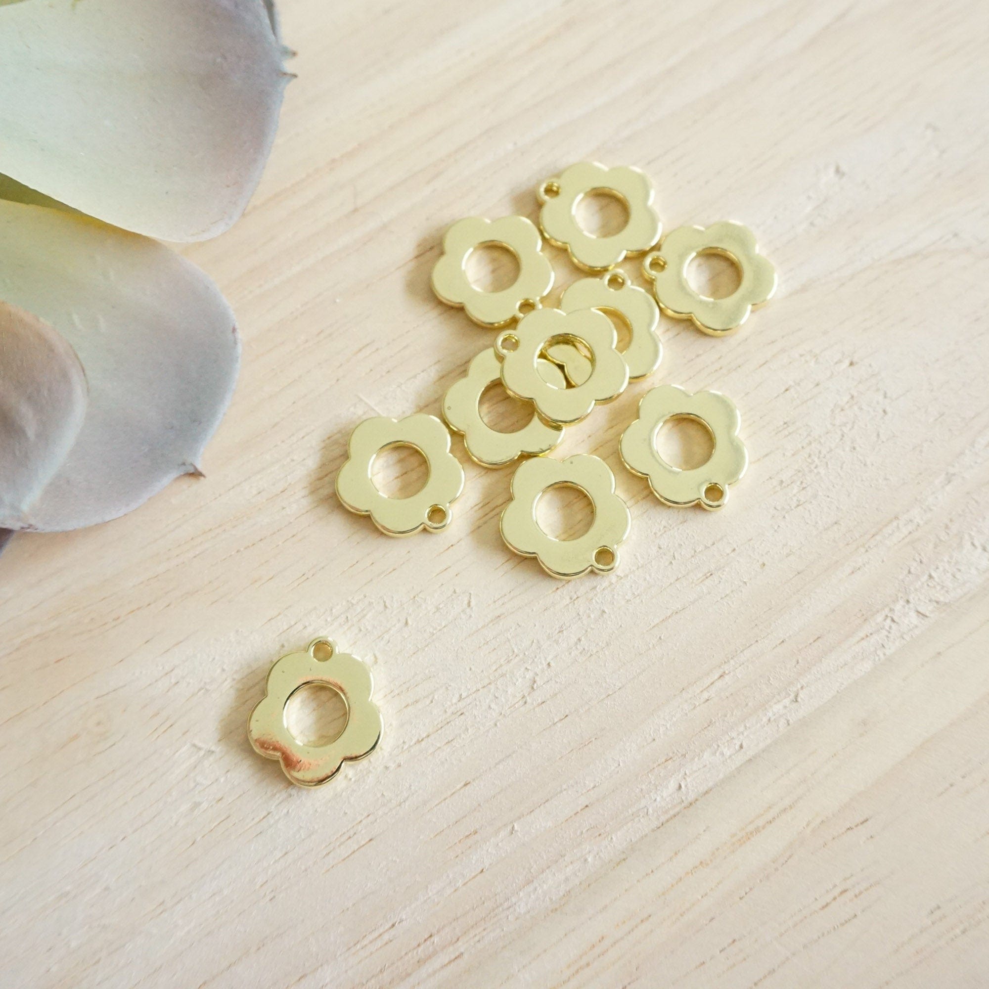 kitandco.com.au Tools Retro Flower Charm Gold - 10pcs