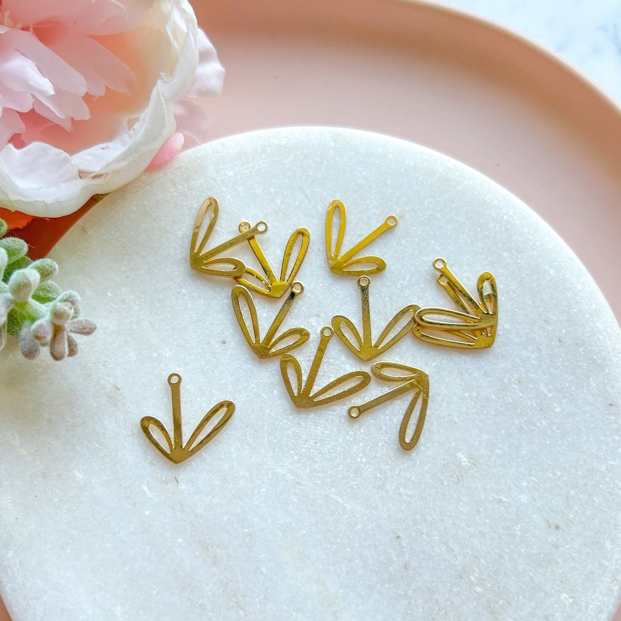 Stem Charm 2 (10 pcs) - Kit & Co.Jewelry FindingsGold